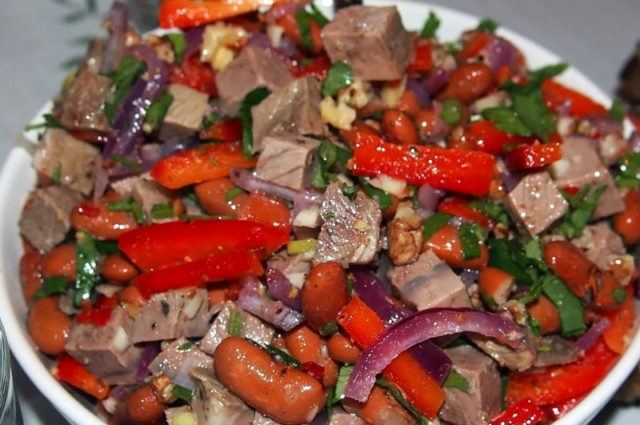 Рецепт приготовления салата из свинины с фасолью